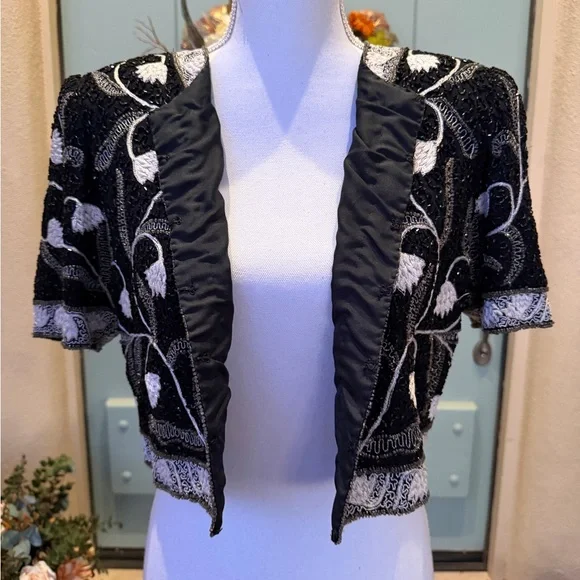 Vintage Allure Black and White Embroidered Crop Top - Picture 2 of 9